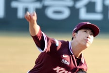 [포토]김건우와 선발대결 키움 배동현