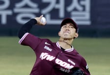 [포토]'7회말 등판한' 키움 유토