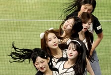 [포토]'시범경이 야간경기 공연펼치는 SSG 치어리더들