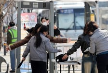 광화문 '과잉 검문' 논란에…하이브 "안전 위해 불가피, 송구"