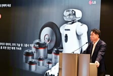 "올해 로봇 사업 원년"…LG전자, B2B·로봇 회사로 전환 본격화