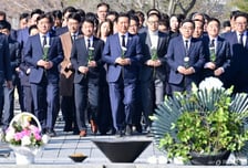 "검찰청 폐지, 대통령께 보고드린다 " 故노무현 찾은 정청래 '울컥'