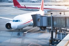 가족도 같이 탔는데...비행기 이륙 직후 숨진 승객, 13시간 방치 '논란'