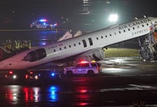 뉴욕 공항 착륙하던 비행기, 소방차 '쾅'...조종사 2명 사망·수십명 부상