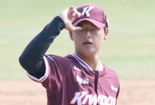 [B하인드★] 슈퍼루키 1위 박준현 혼쭐! 155km면 뭐해? 0.1이닝 2피안타 4실점. 8R 박준건은 배짱투로 1이닝 무실점