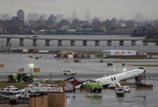 뉴욕 라과디아 공항 여객기·소방차 충돌…2명 사망·운영 중단