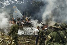 '125명 탑승' 콜롬비아 군 수송기 추락, 8명 사망…"원인 조사 중"