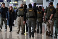 '이민 단속' ICE 요원, 美 공항에 배치…트럼프 "주 방위군 투입도 고려"