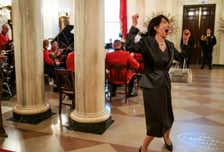 백악관서 '팔 번쩍' 막춤 춘 일본 총리…"경박함의 극치" 자국민도 경악