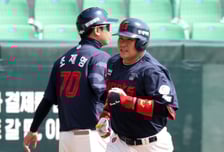 [포토]'베니지아노 상대 선제 솔로홈런' 유강남