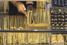 오토바이 훔쳐 타고, 차량 털던 10대...새벽 금은방까지 털었다