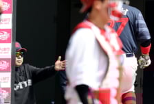 [포토]'유강남 홈런 축하하는' 롯데 김태형 감독