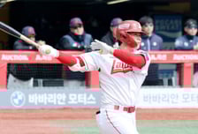 [한번에쓱]박세웅 상대로 '4회 동점 2루타' 김재환