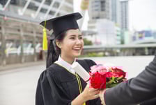 3개월간 침실 생중계..."졸업 축하해" 꽃다발에 '몰카' 숨어 있었다