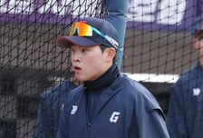 "최소 3개월 재활" 롯데 독립리그 깜짝 스타 '끝내' 쓰러졌다... 박찬형, 오른쪽 손바닥 피로 골절 수술