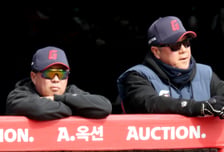 [포토]랜더스전 집중하는 김태형 감독