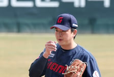 [포토]최정에 2점홈런 허용 '7회말 등판한' 김원중