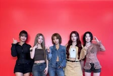 [더벨]'큐브엔터' 아이들, 미국 라디오 출연
