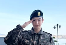 "훈련병 수료식 완료"…베레모 쓴 '이등병' 강다니엘, 거수경례 사진 공개