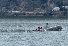 산불 진화 헬기, 물 긷다 저수지 '추락'…조종사 2명 구조