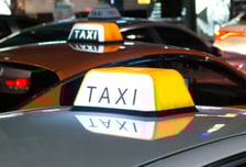 술 취해 "가드레일 옆에 내려줘" 억지...거부한 택시 기사 때린 40대