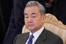 中 왕이, 이란 외무장관 통화 "조속한 협상 절차 시작 기대"