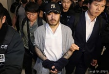 얼굴 꼿꼿 '마약왕' 박왕열, 취재진 째려보며 "넌 남자도 아냐" [르포]