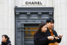 "샤넬, 오늘이 제일 싸" 가격 올라도 '오픈런'...한국서 2조원 벌었다