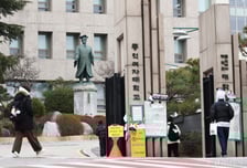 동덕여대 학생들 학교 상대 '3차 고소'…"학생 밀치고 대자보 뜯어"