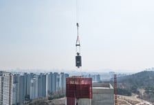 "이틀 만에 설치 완료"…현대건설, 아파트에 모듈러 엘리베이터 첫 도입