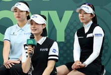 [포토]'기자질문에 답하는' 박결
