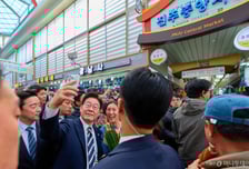 진주중앙시장 1년 만에 '또 찾은' 李 대통령…"열심히 하겠다"
