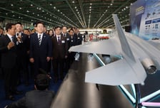 李 "전투기를 넘어 '자주국방'의 염원… 방산강국 도약 발판"