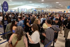 트럼프 "주방위군 소집할수도"…'예산불똥' 공항 혼잡에 軍투입 시사