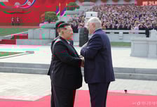벨라루스 대통령 첫 방북…김정은, 성대한 환영식으로 '극진 환대'
