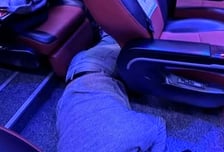 버스가 안방?…바닥에 누워 잔 민폐남, 또 앞좌석 다리 올리고 '쿨쿨'