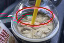 음료 안에 '컵홀더 둥둥'...손님 항의에 "야, 환불해줘" 진상 취급