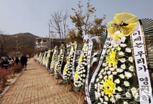 부모 손에 숨진 4개월 아기, 시민들 눈물 배웅…법원에 300m 화환행렬