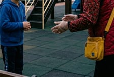 "빨간 조끼 할머니, 초등생에 접근" 제주서 또...학부모 난리났다