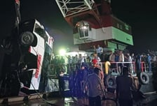 40명 탄 여객버스 '속도 통제불능' 강으로 추락…최소 24명 사망