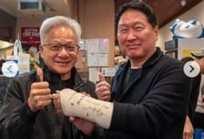 '황금인맥' 자랑한 최태원 SK 회장…깁스 사인한 친구들 보니 입이 '떡'