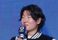 [포토] 곽빈, 과잠 패션 카리스마