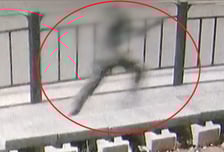 한 손에 흉기 들고 전력질주...해병대 일병 '탈영' 순간 찍힌 영상