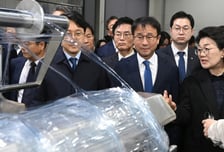 플라스틱 공장 찾은 한병도 "업계 심각성 인지…9일 추경 처리해야"
