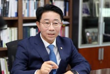 李, 석달만에 '정무특보' 임명장…당-청 이은 '조정식'의 안정감