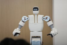 수술실에 '아이언맨' 등장…집도의 역량 끌어올리는 로봇 나왔다