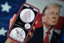 동전에 얼굴 넣으려다 무산...트럼프, 100달러 지폐에 '서명' 새긴다