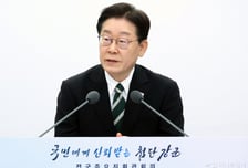 李대통령 "'다주택' 승진배제? 검토한적 없어…정책만으로 집값 안정 가능"