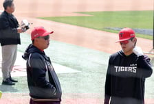 [포토]'김도영과 이야기 나누는' 이범호 감독