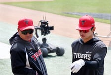 [포토]'이범호 감독과 이야기 나누는' 김도영